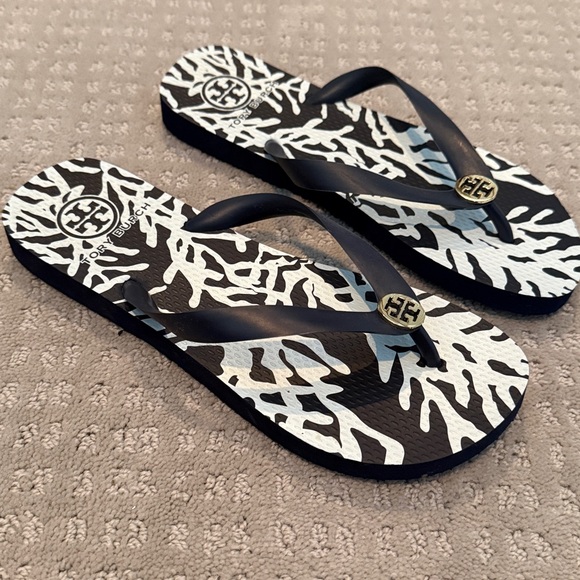 Tory Burch Navy Blue and White Coral patterned classic Flip Flops. 7 - Picture 4 of 4